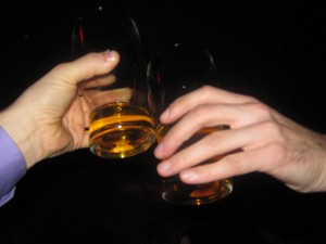 Cin Cin cin cin con due bicchieri di whiskey