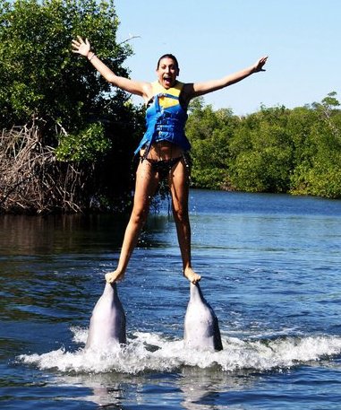 Giulia Raciti, autrice del blog Viaggiare Low Cost, nuota con i delfini a Cuba