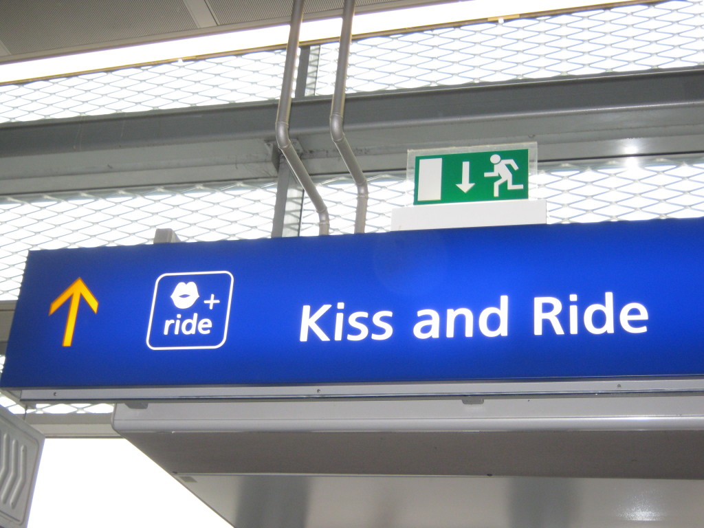 Kiss and Ride, cartello in una stazione metro a Vienna