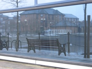 una panchina a Manchester, immagine invernale