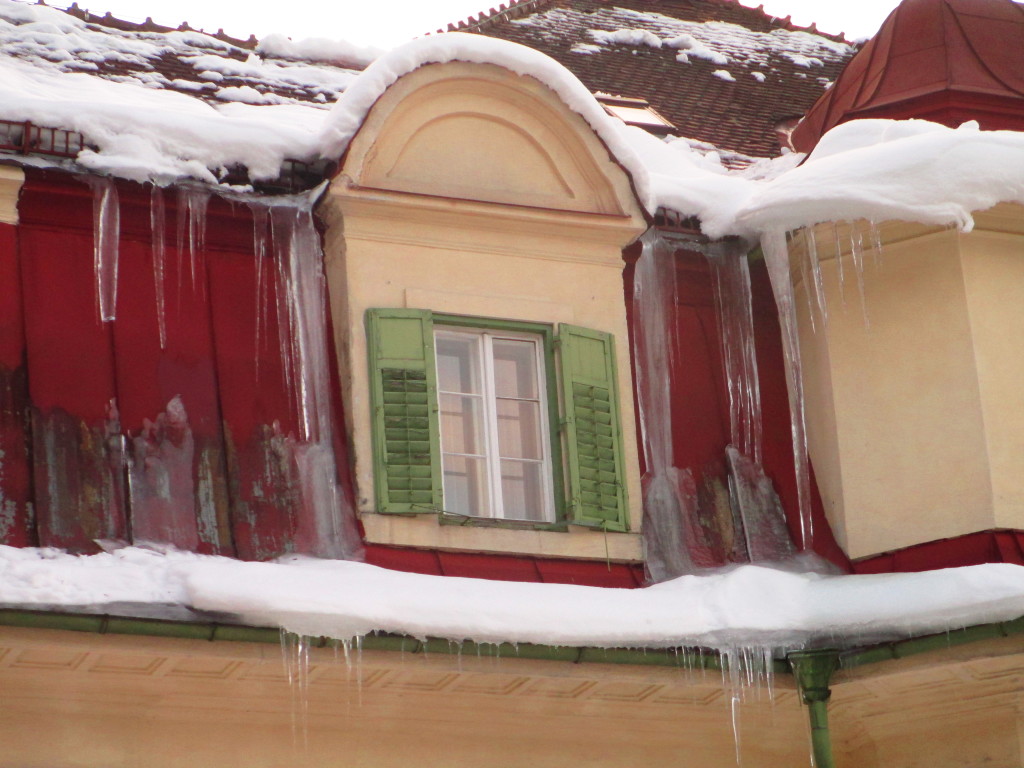 Una finestra con ghiaccio e neve a Bad Gastein, Austria