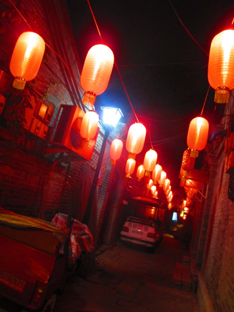 Lanterne rosse in un hutong a Pechino