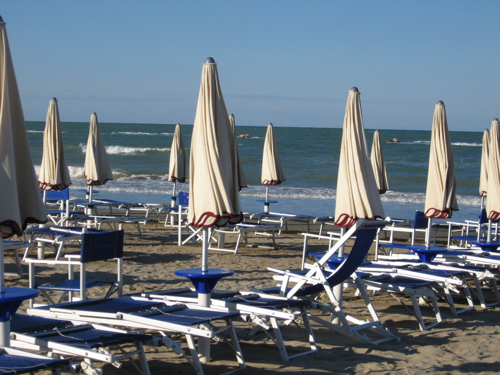 ombrelloni chiusa in una spiaggia delle Marche