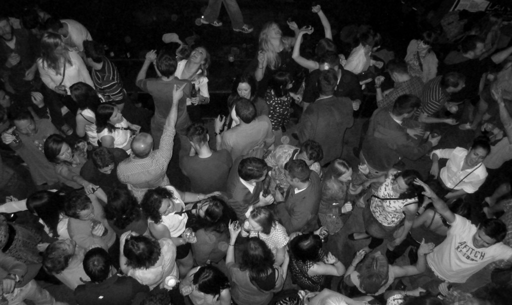 folla di persone al Whelans, locale indie rock di Dublino