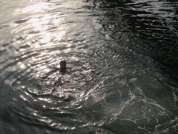 ragazzo nuota nel fiume liffey a dublino