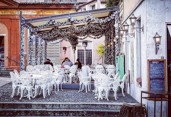 locale a Bassano del Grappa con tavolini all'apertoa