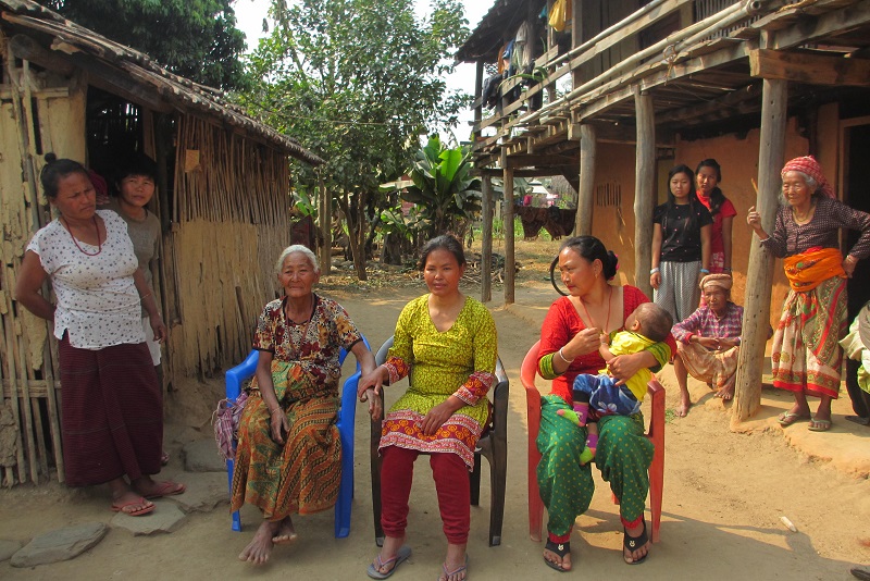donne in un villaggio nepalese