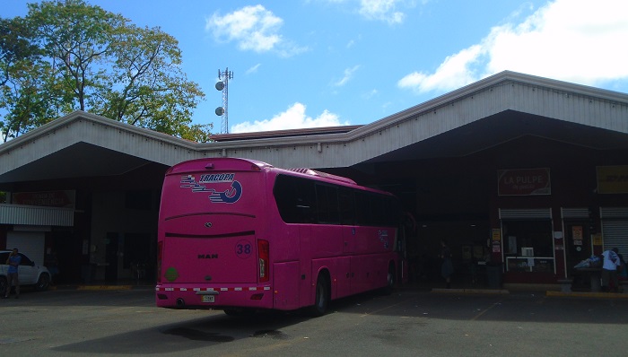 il terminal bus Tracopa a Uvita
